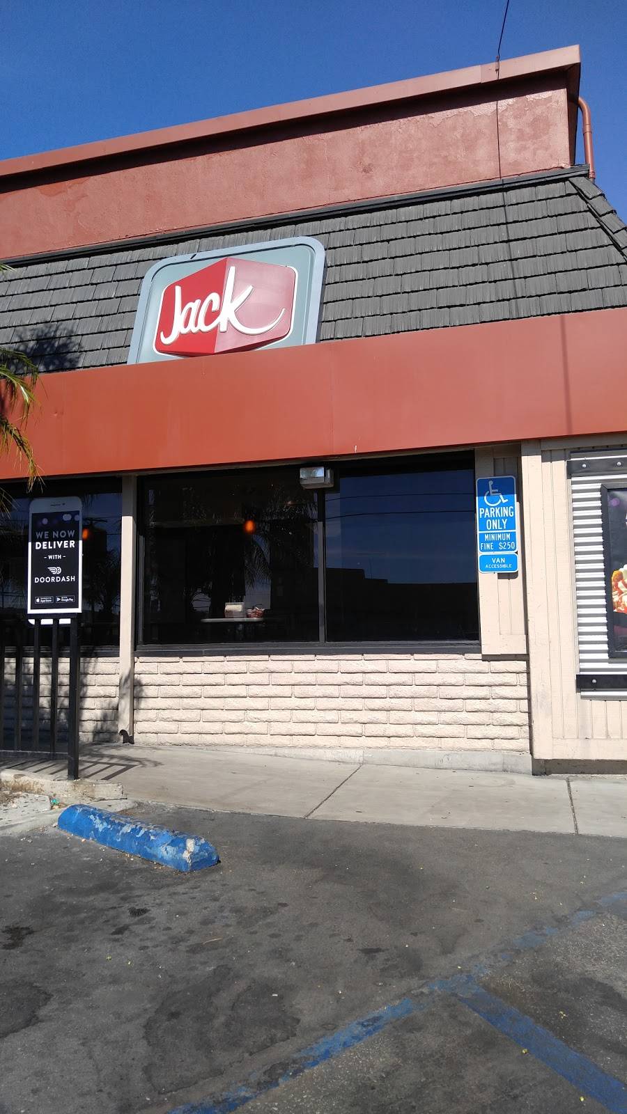 Jack in the Box | restaurant | 13648 Van Nuys Blvd, Pacoima, CA 91331, USA | 8188966362 OR +1 818-896-6362