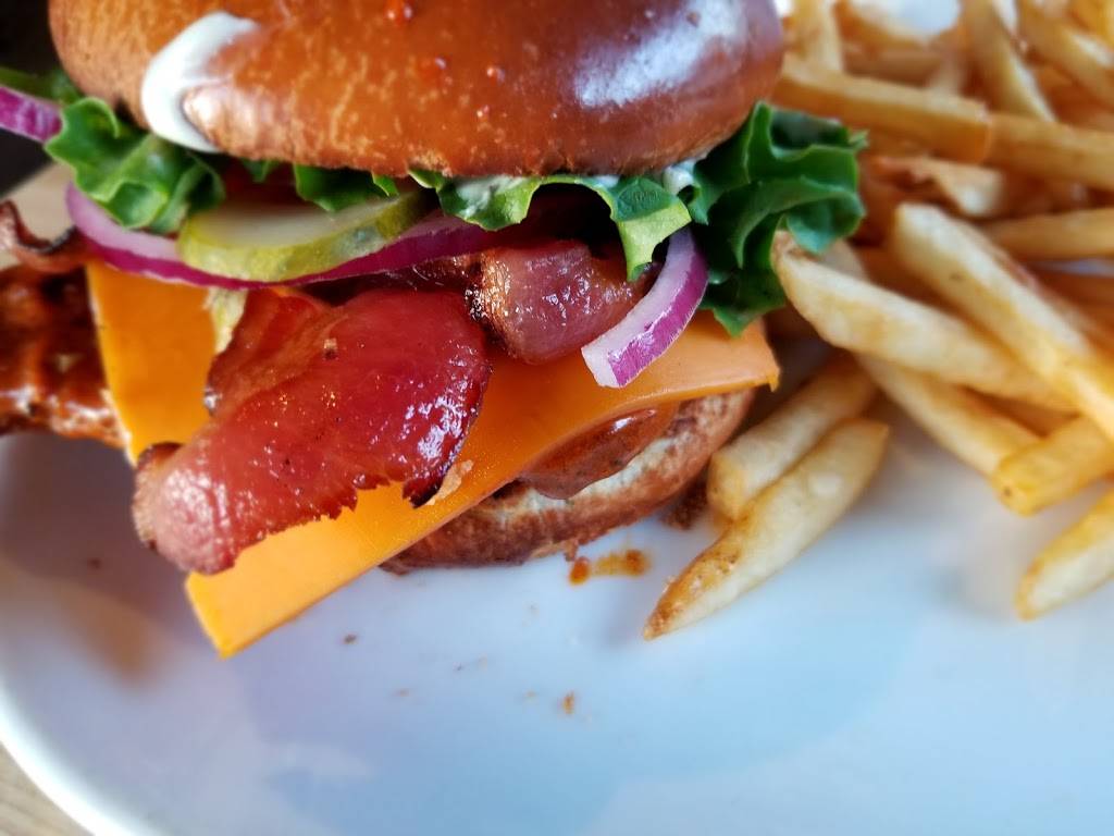 Boston Pizza | restaurant | 2915 Eglinton Ave W, Mississauga, ON L5M 6J3, Canada | 9055690517 OR +1 905-569-0517