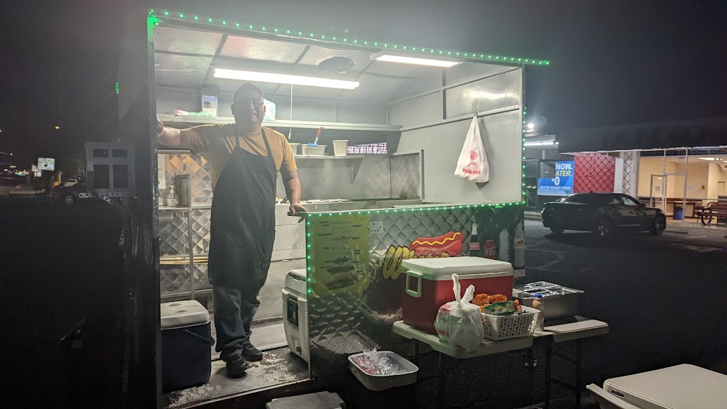 Watadogo | restaurant | 8328 E Broadway Blvd, Tucson, AZ 85710, USA | 5203697602 OR +1 520-369-7602