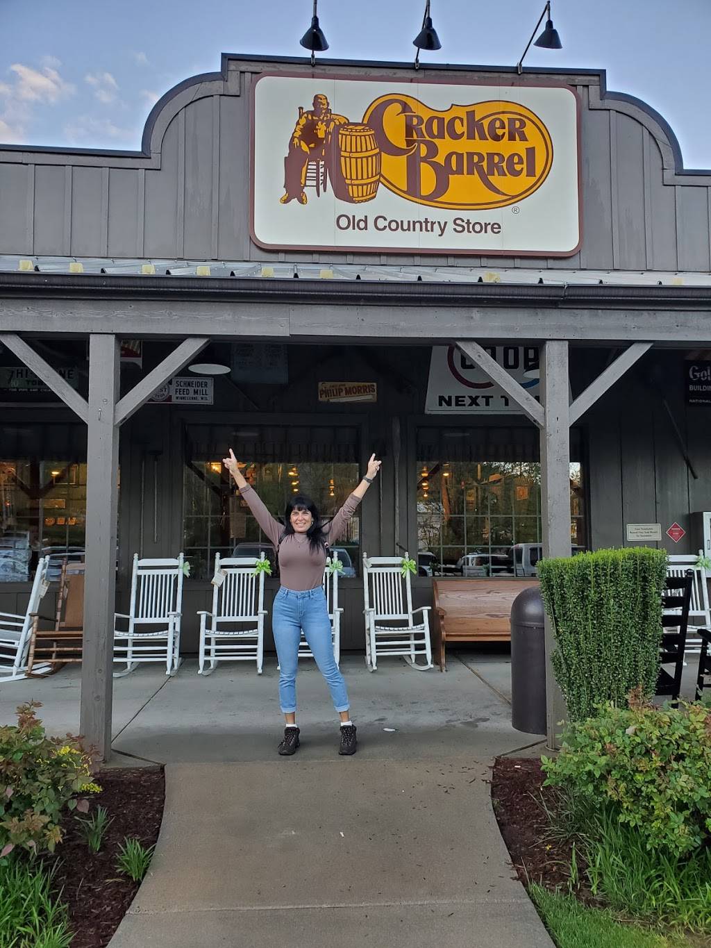 Cracker Barrel Old Country Store | restaurant | 34 Tunnel Rd, Asheville, NC 28805, USA | 8283507531 OR +1 828-350-7531