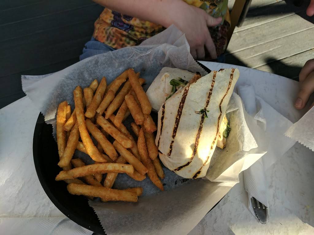 Shark Tales Waterfront Restaurant | restaurant | 677 75th Ave, St Pete Beach, FL 33706, USA | 7277670070 OR +1 727-767-0070