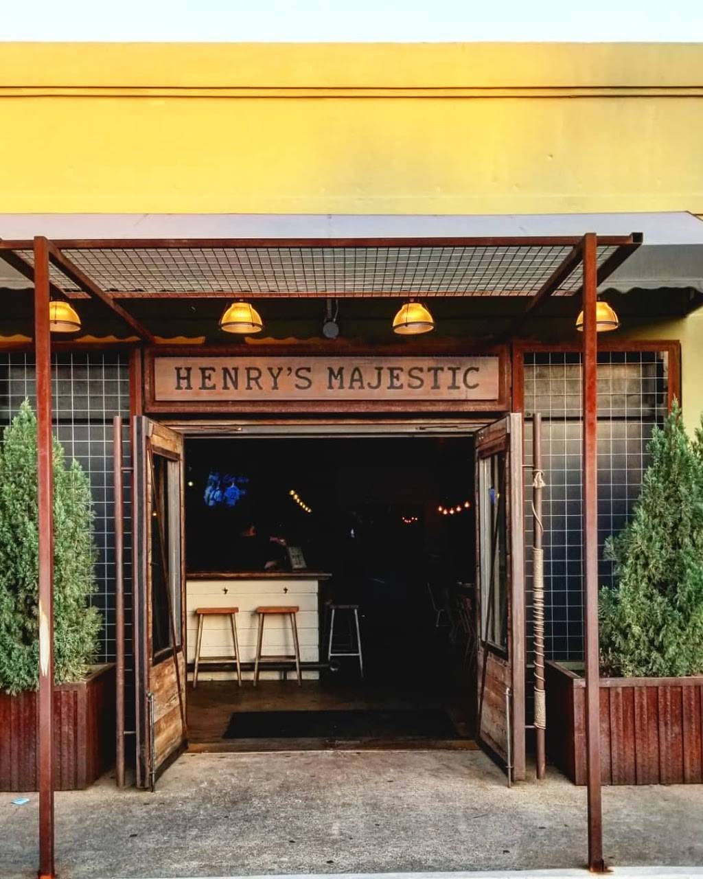 Henrys Majestic | restaurant | 4900 McKinney Ave, Dallas, TX 75205, USA | 4698939400 OR +1 469-893-9400
