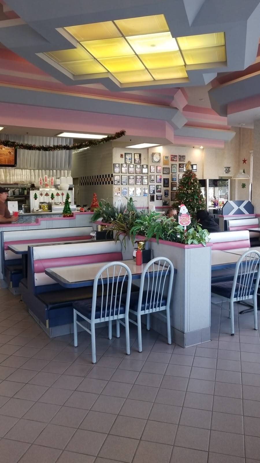 Douglas Burgers | restaurant | 18461 Dexter Ave, Lake Elsinore, CA 92532, USA | 9512455441 OR +1 951-245-5441