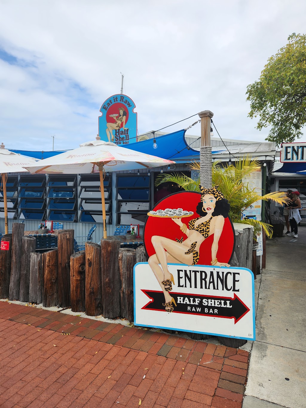 Half Shell Raw Bar | restaurant | 231 Margaret St, Key West, FL 33040, USA | 3052947496 OR +1 305-294-7496