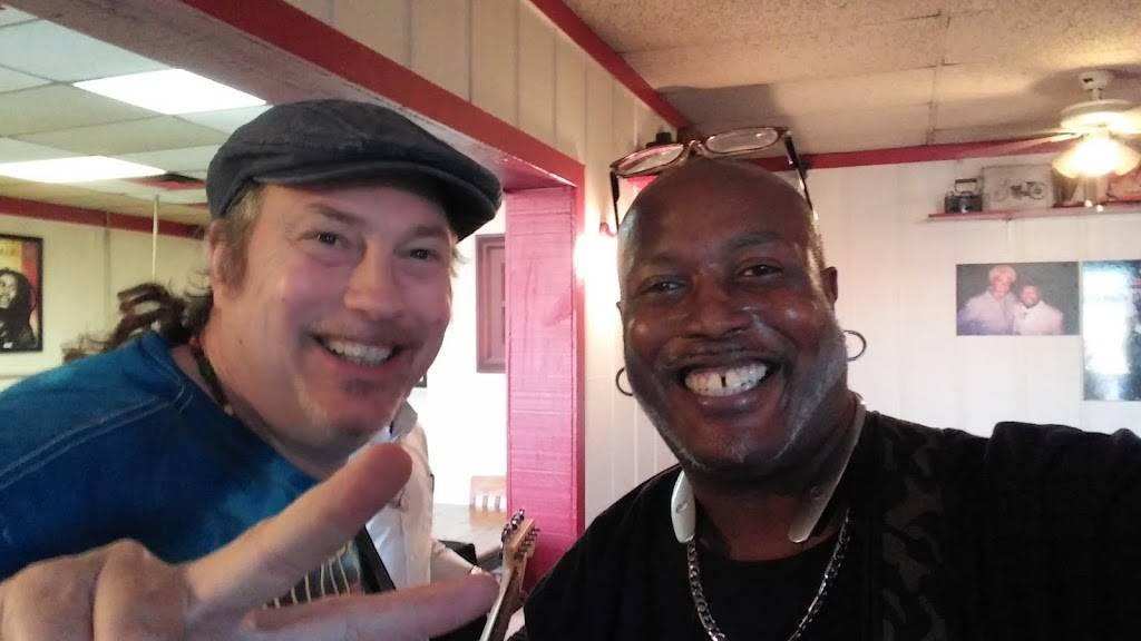 Good Luck Drive In | restaurant | 3140 E Ledbetter Dr, Dallas, TX 75216, USA | 2143713348 OR +1 214-371-3348