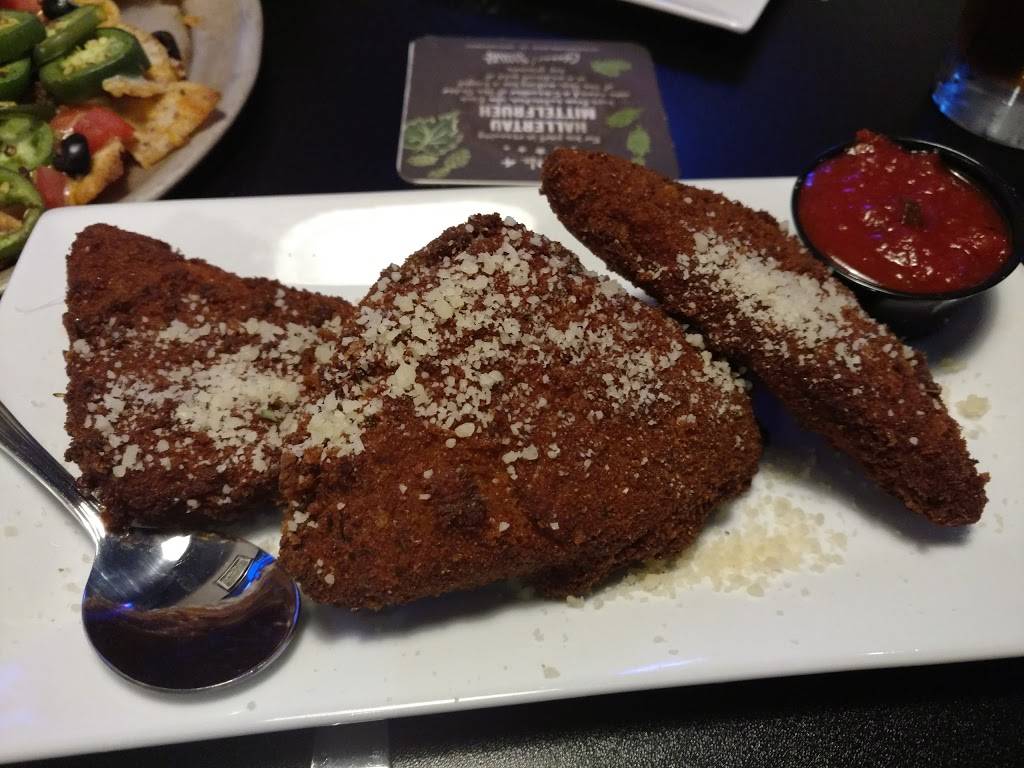 Christophers Sports Tavern | restaurant | 360 Cooley St, Springfield, MA 01128, USA | 4133630650 OR +1 413-363-0650