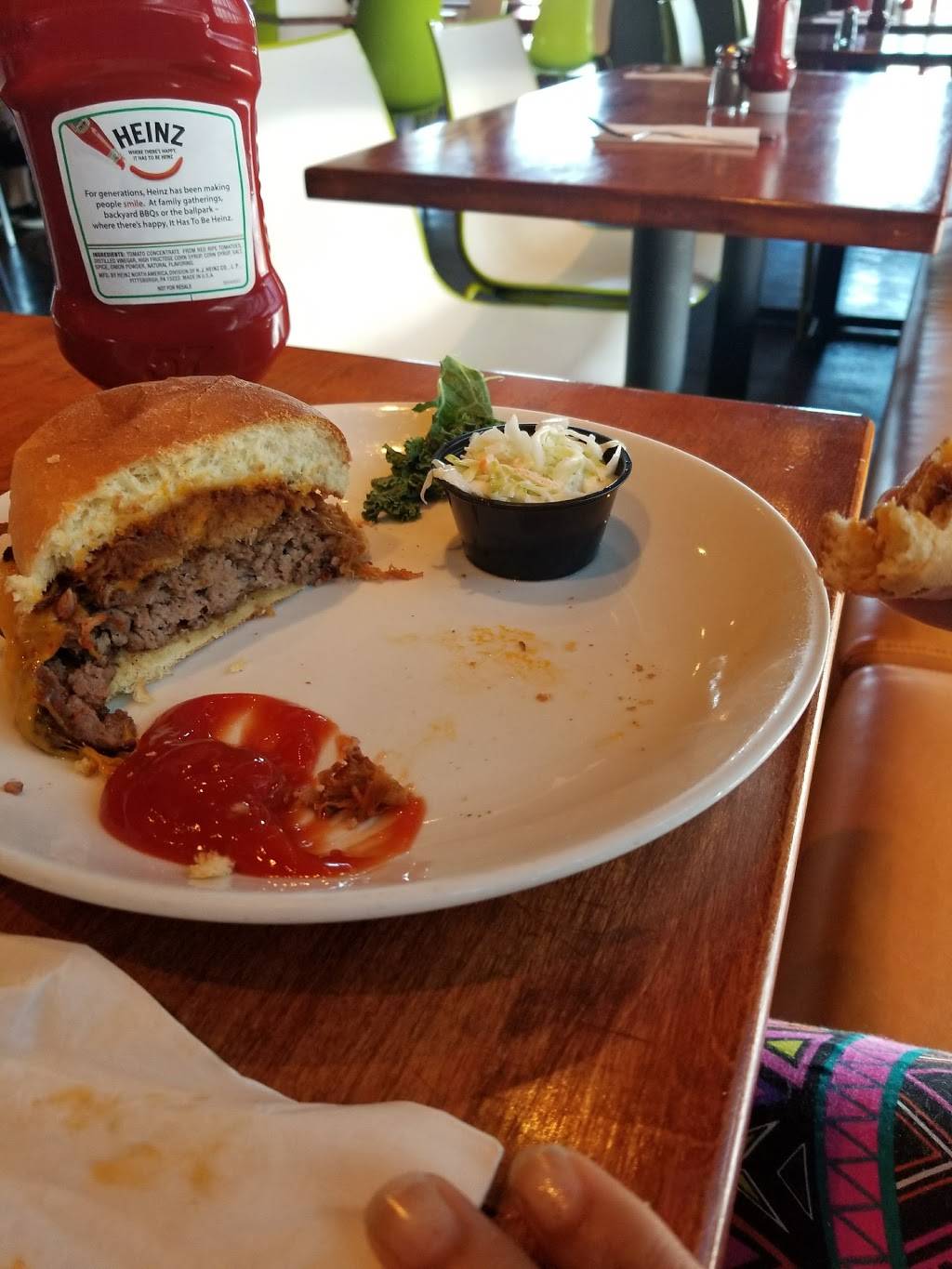 Burger Bar at Gallos | restaurant | 3013, 8101, Roosevelt Blvd, Philadelphia, PA 19152, USA | 2153330484 OR +1 215-333-0484