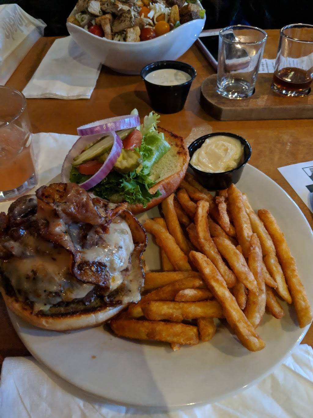 Maumee Bay Brew Pub | restaurant | 2, 27 Broadway St, Toledo, OH 43604, USA | 4192431302 OR +1 419-243-1302