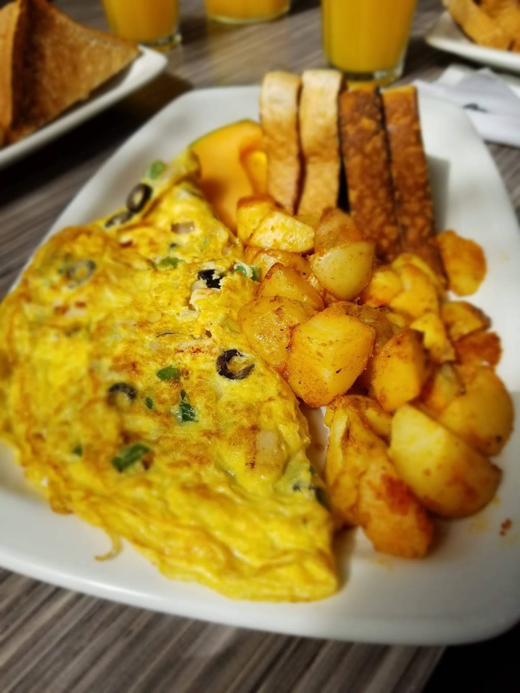 Eggsmart | restaurant | 4695 Yonge St, North York, ON M2N 5M3, Canada | 6477485584 OR +1 647-748-5584