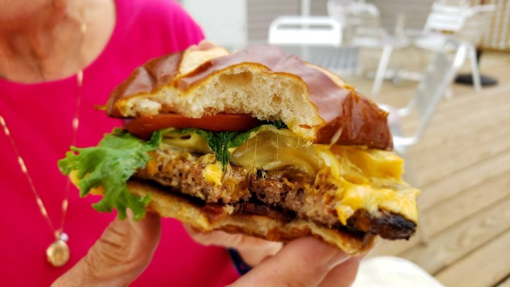 Surf District Rock n Roll Grill | restaurant | 619 Buddy Holly Pl, Clear Lake, IA 50428, USA | 6413571222 OR +1 641-357-1222