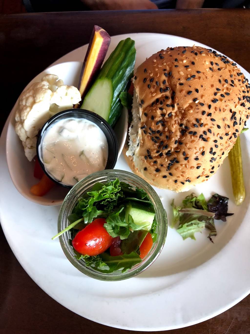 The Farmhouse Restaurant | restaurant | 268 Bradford St, Barrie, ON L4N 3B7, Canada | 7057370522 OR +1 705-737-0522