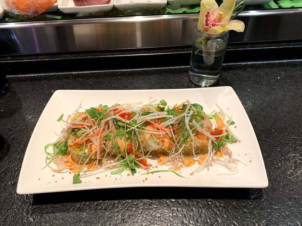 Fins Sushi & Grill | restaurant | 240 Cambridge St, Boston, MA 02114, USA | 6172272277 OR +1 617-227-2277