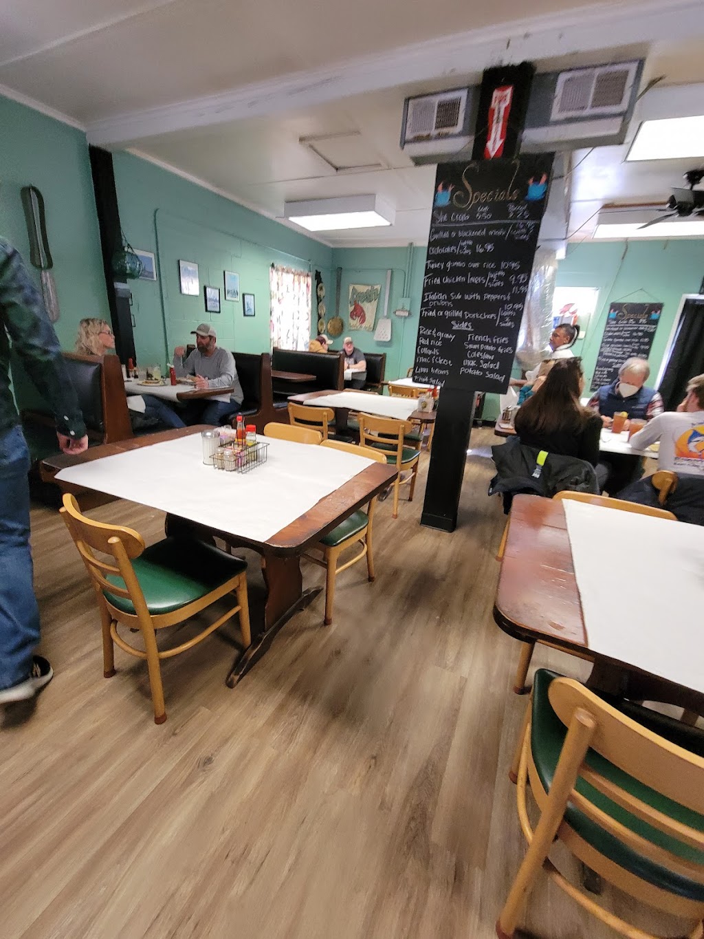 McClellanville Diner | restaurant | 9905 US-17, McClellanville, SC 29458, USA | 8438874499 OR +1 843-887-4499