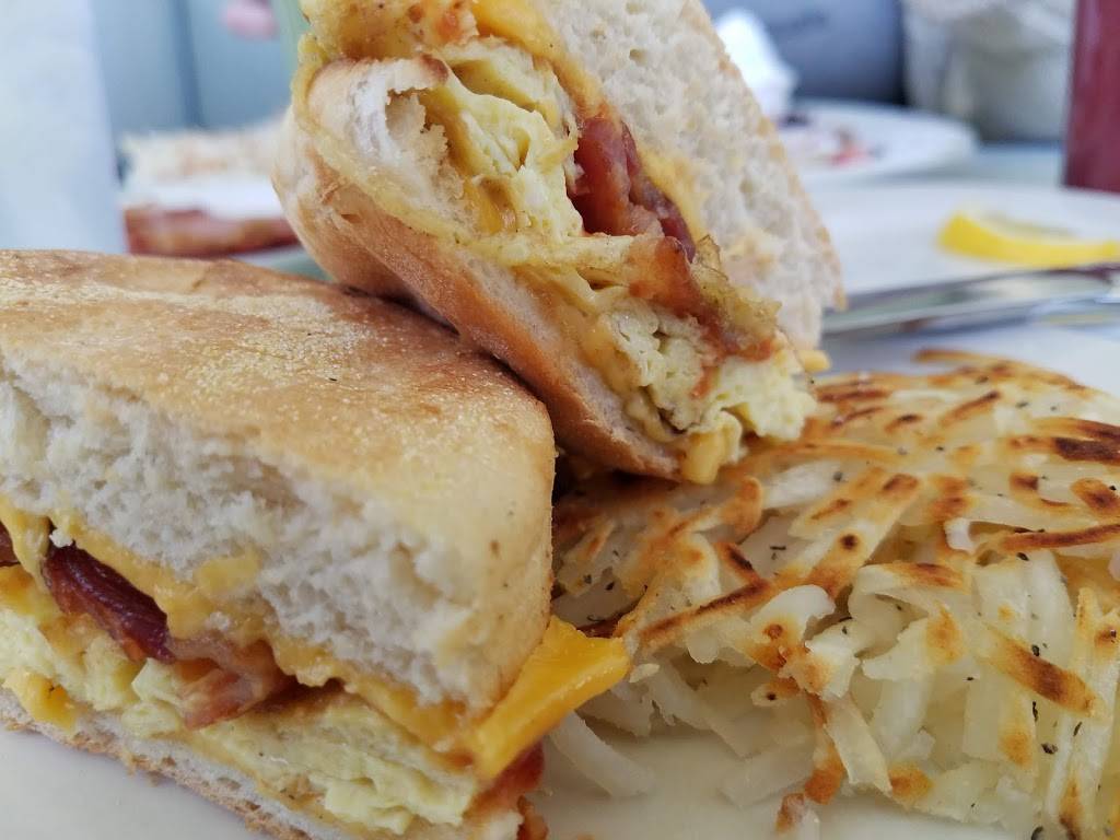 Jonis Diner | restaurant | 111 S Wells St, Lake Geneva, WI 53147, USA | 2623489565 OR +1 262-348-9565