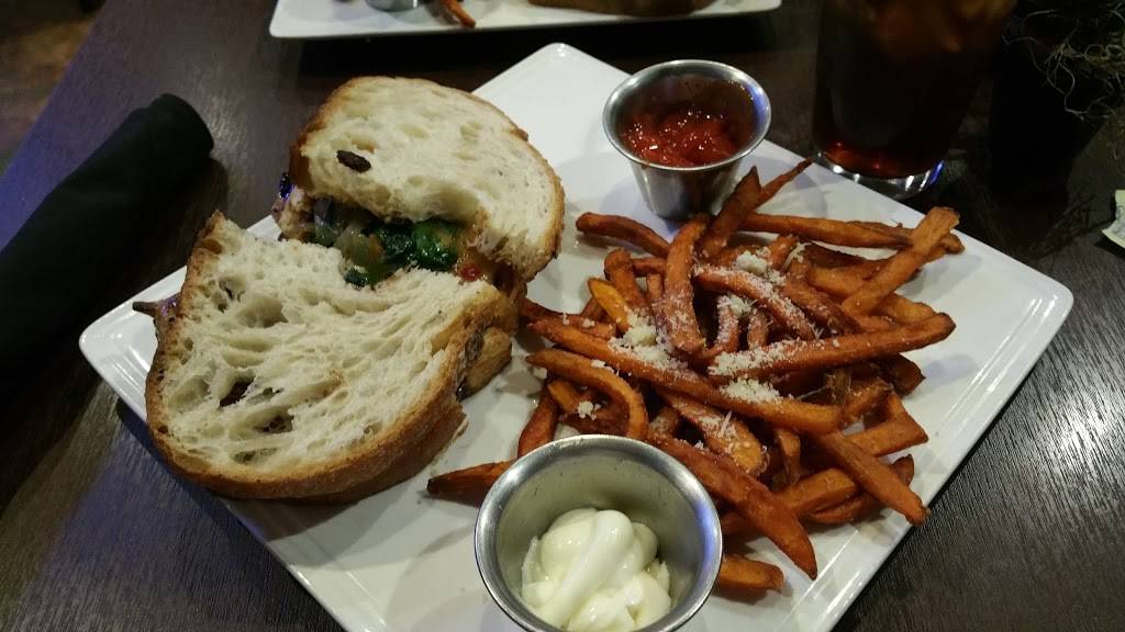 Red Brick Tavern | restaurant | 119 Simonton St, Conroe, TX 77301, USA | 9365392000 OR +1 936-539-2000