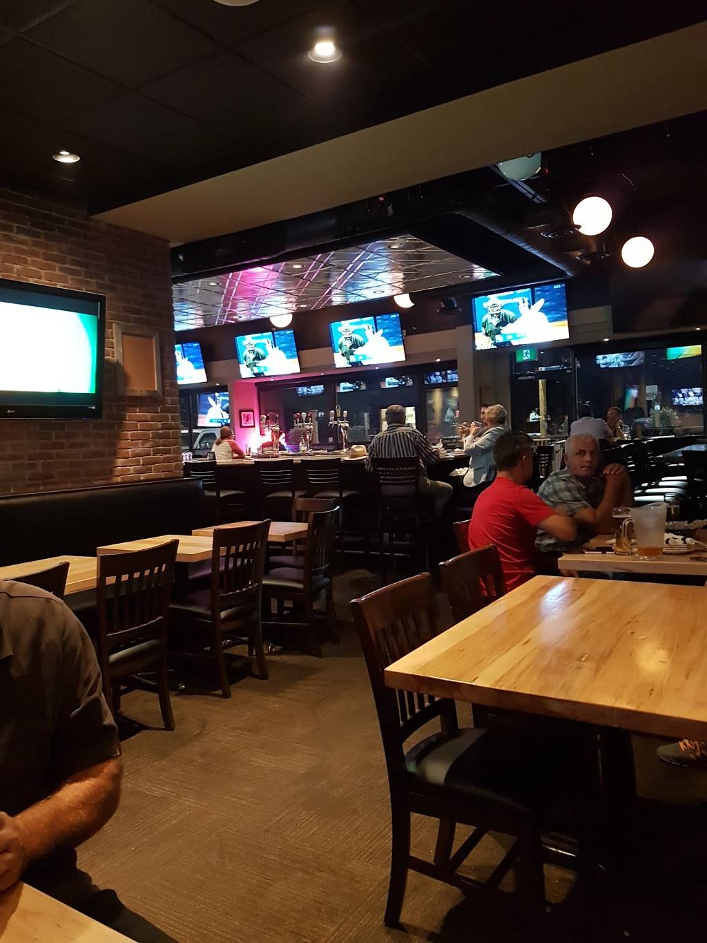 Freds Bar & Grill | restaurant | 636 Bloor St, Mississauga, ON L5A 1Z8, Canada | 9052790097 OR +1 905-279-0097