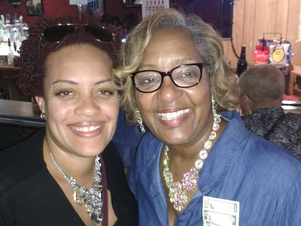 Stackers Bar & Grille | restaurant | 23098 Emery Rd, Warrensville Heights, OH 44128, USA | 2163782299 OR +1 216-378-2299