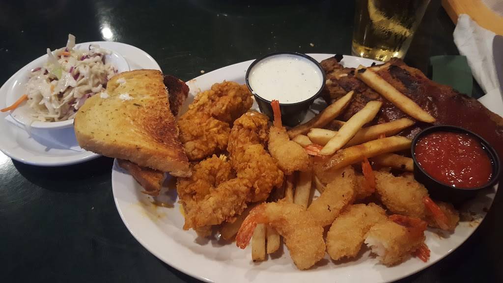 Gators Dockside | restaurant | 601 Cagan Park Ave, Clermont, FL 34714, USA | 3525361174 OR +1 352-536-1174