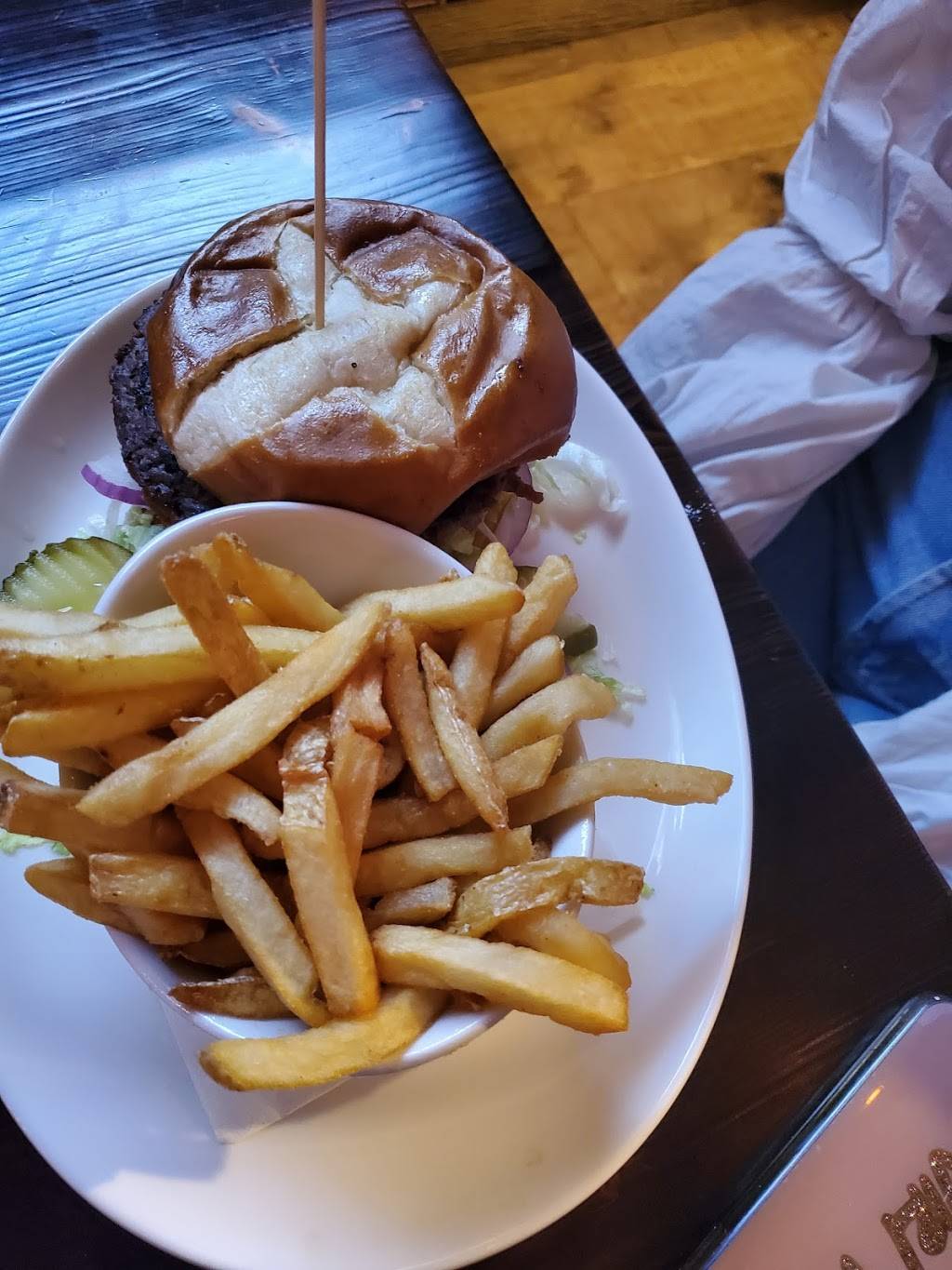 Bulldog Ale House | restaurant | 100 E Roosevelt Rd, Villa Park, IL 60181, USA | 8479040333 OR +1 847-904-0333