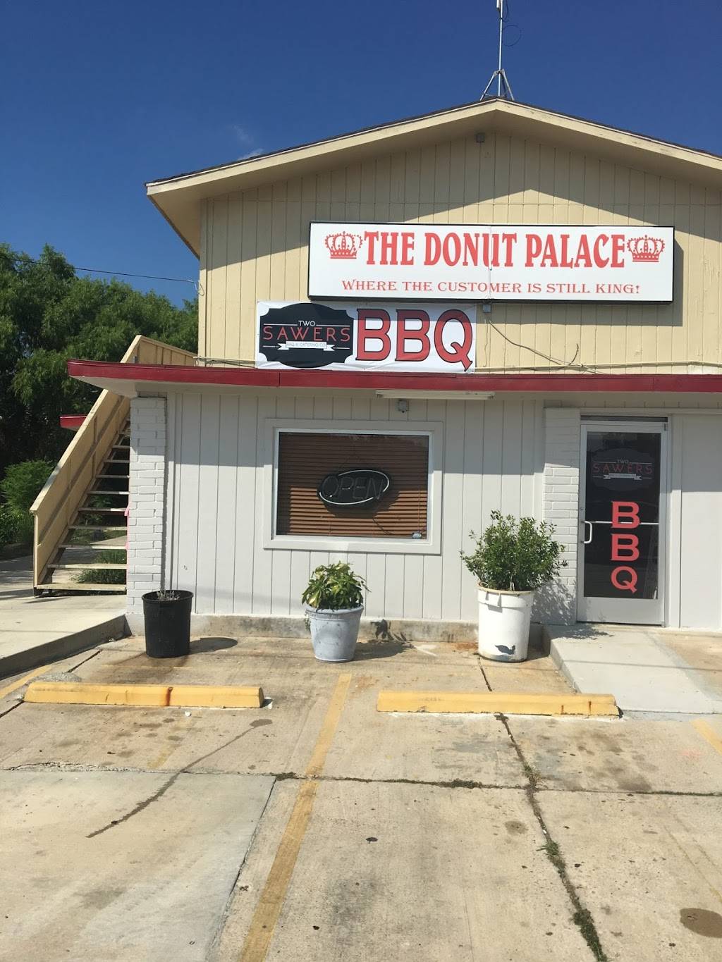 Two Sawers BBQ | restaurant | 656 10th St, Floresville, TX 78114, USA | 2107874686 OR +1 210-787-4686