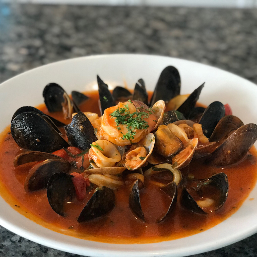 Ninos Restaurant & Bar | restaurant | 7 B Everett St, Revere, MA 02151, USA | 7816293494 OR +1 781-629-3494