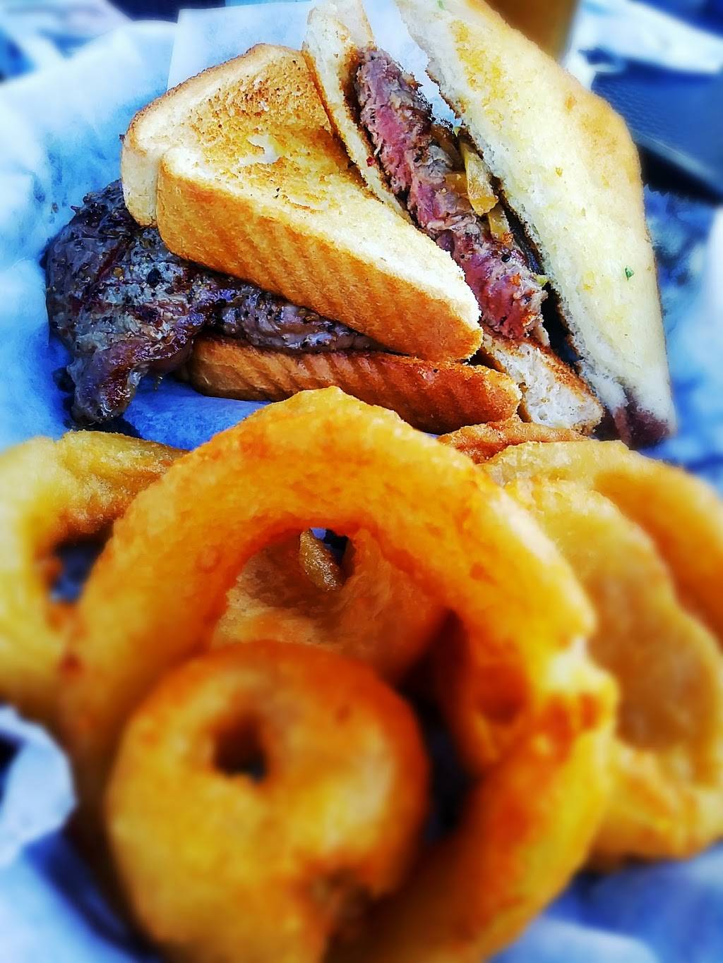 Hubs Pub & Grill / Roys Convenience Store | restaurant | 220 W High St, Potosi, MO 63664, USA | 5734364827 OR +1 573-436-4827