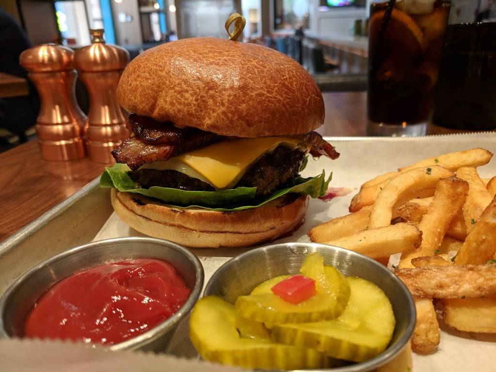 Columbus Tap | restaurant | N Columbus Dr, Chicago, IL 60601, USA | 3124449494 OR +1 312-444-9494