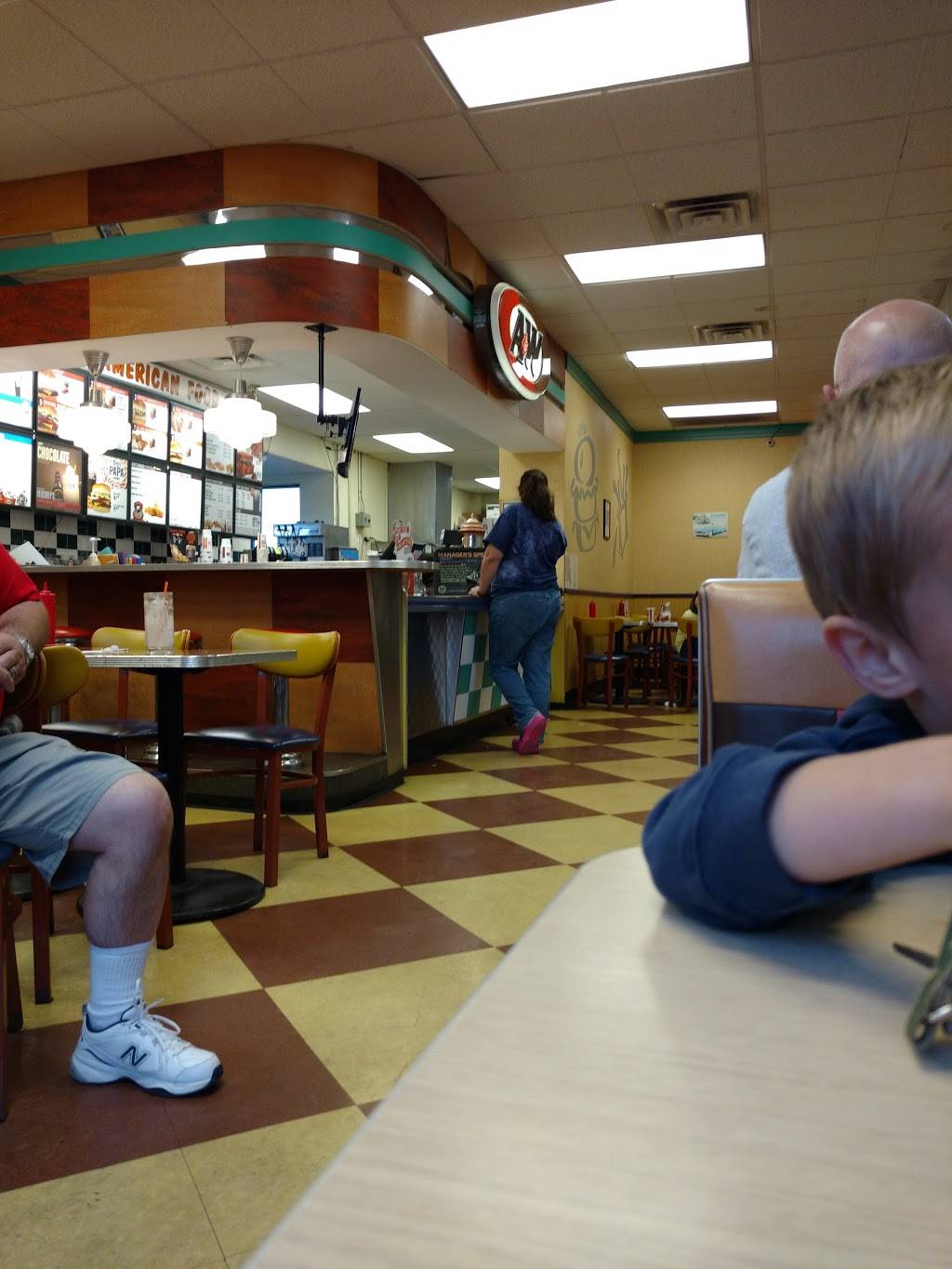 A&W Restaurant | restaurant | 518 W 6th St, St Charles, MN 55972, USA | 5079324267 OR +1 507-932-4267