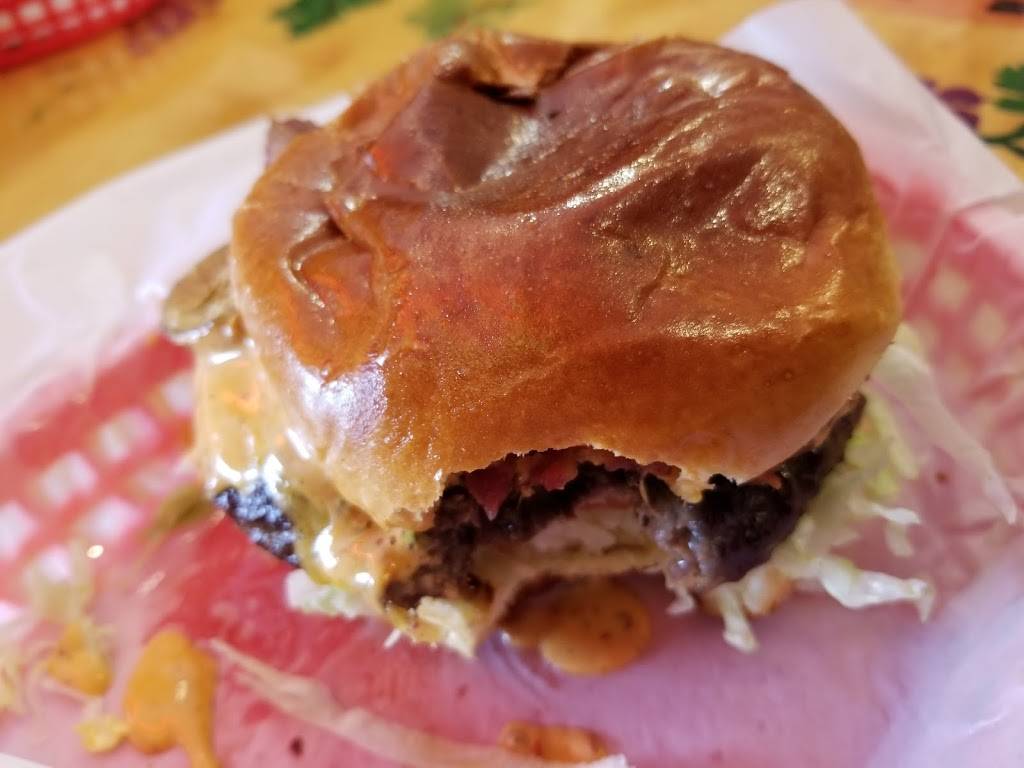 Bulldogs Grill | restaurant | 122 Main Street, Wauconda, IL 60084, USA | 8475268234 OR +1 847-526-8234