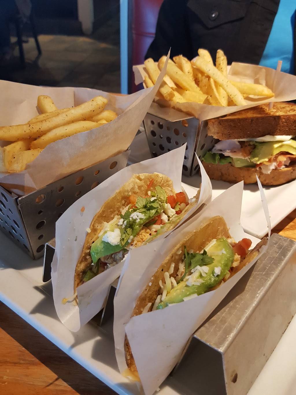 Chilis Grill & Bar | meal takeaway | 1610 N Cockrell Hill Rd, Dallas, TX 75211, USA | 2143395457 OR +1 214-339-5457