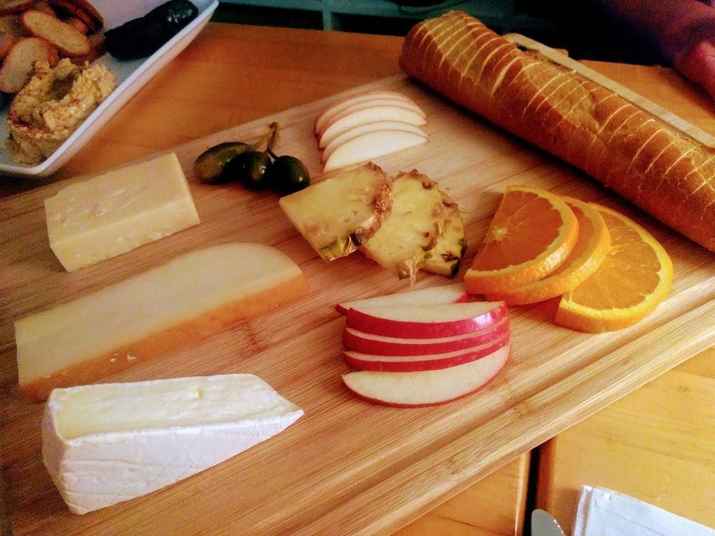 Downtown Wine and Cheese | restaurant | 113 N Main St, Gainesville, FL 32601, USA | 3522221348 OR +1 352-222-1348