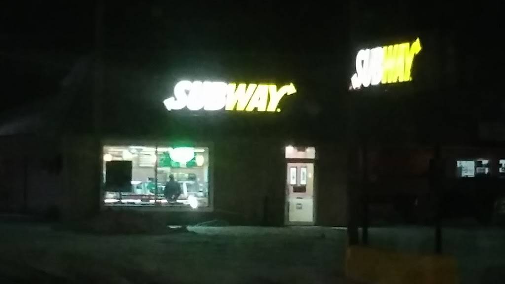 Subway | restaurant | 614 N Wayne St, Angola, IN 46703, USA | 2606657473 OR +1 260-665-7473