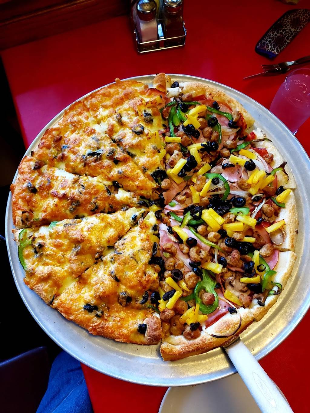 Spartas Pizza & Pasta House | restaurant | 17630 Hwy 99, Lynnwood, WA 98037, USA | 4257451880 OR +1 425-745-1880