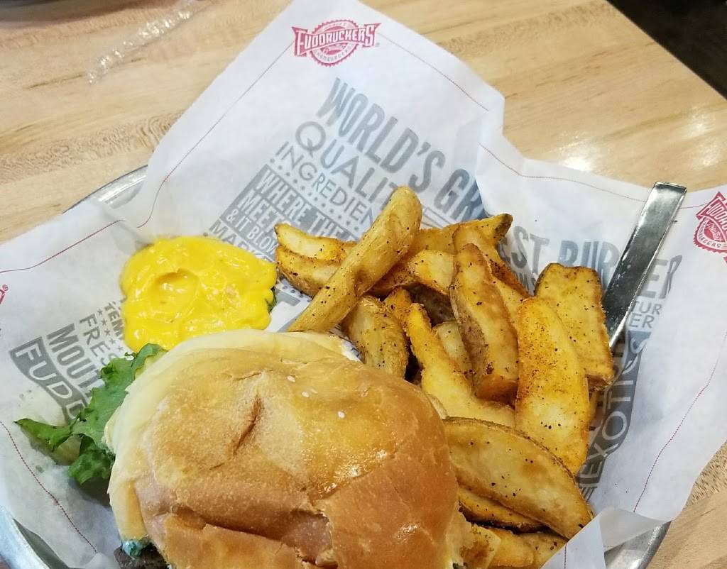 Fuddruckers | restaurant | 300 Town Center Rd, Matteson, IL 60443, USA | 7087477763 OR +1 708-747-7763