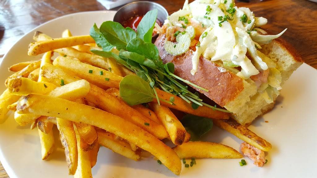 Alley Cat Oyster Bar | restaurant | 1056 Old River Rd, Cleveland, OH 44113, USA | 2165749999 OR +1 216-574-9999