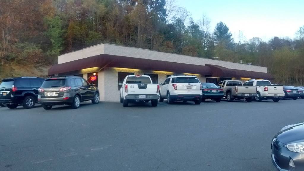 Village Inn Pizza Parlor | restaurant | 432 E 2nd St, West Jefferson, NC 28694, USA | 3368462200 OR +1 336-846-2200