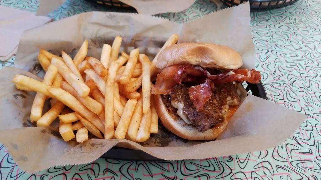 Hwy 55 Burgers Shakes & Fries | restaurant | 1015 Rockford St #100, Mt Airy, NC 27030, USA | 3366730362 OR +1 336-673-0362