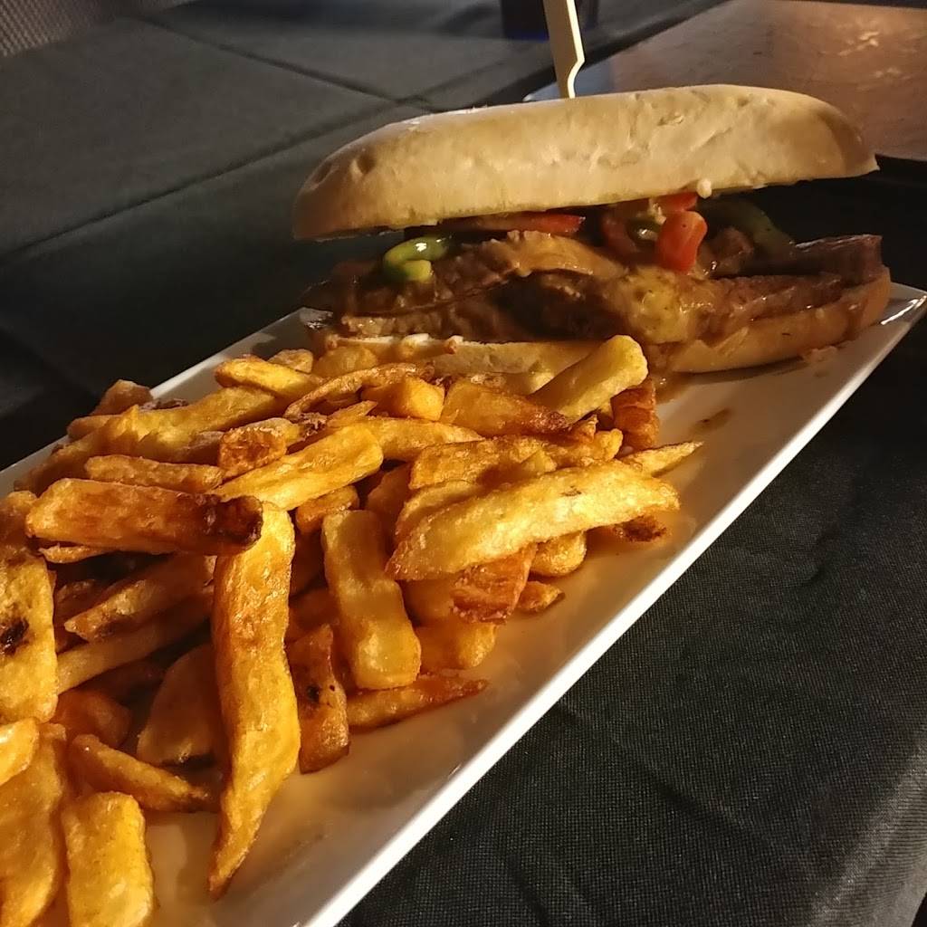 Tailgators | restaurant | 1642 Merivale Rd, Nepean, ON K2G 4A1, Canada | 6132240249 OR +1 613-224-0249