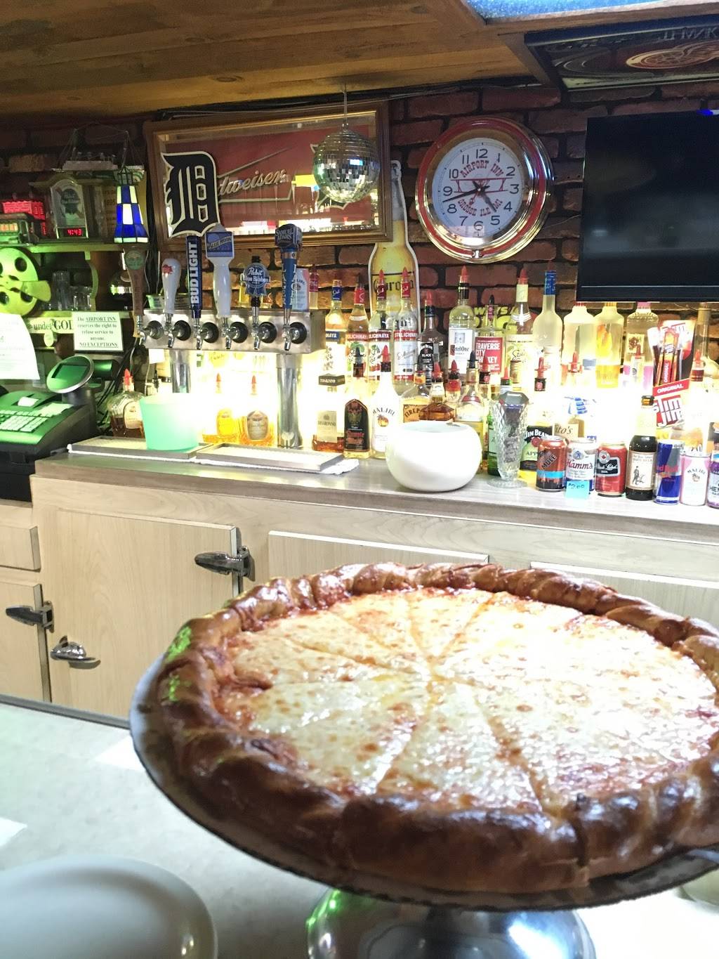 Airport Inn | restaurant | 9264 Groh Rd, Grosse Ile Township, MI 48138, USA | 7346754200 OR +1 734-675-4200