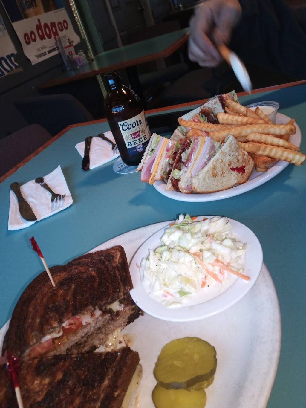 McQueens Bar & Grill | restaurant | 14680 SE River Rd, Milwaukie, OR 97267, USA | 5033539311 OR +1 503-353-9311