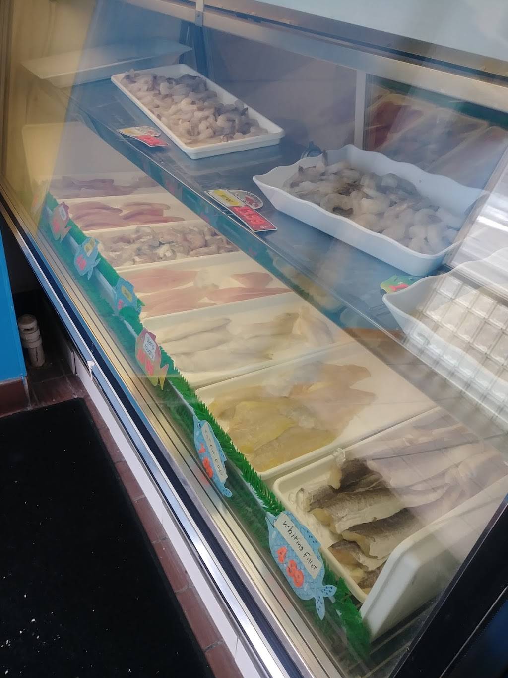 Blue Fish & Chicken | restaurant | 11611 Linwood St, Detroit, MI 48206, USA | 3138658215 OR +1 313-865-8215