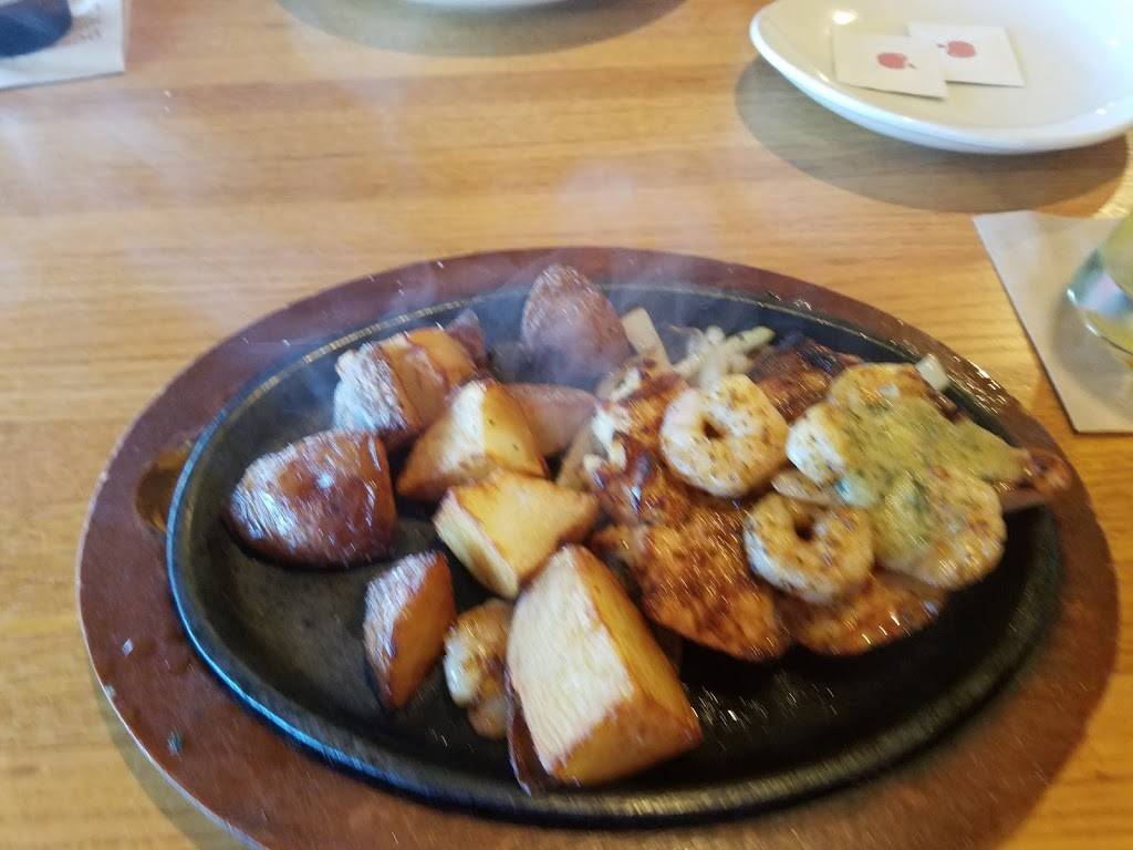 Applebees Grill + Bar | restaurant | 1675 E Riverside Blvd, Rockford, IL 61114, USA | 8156548339 OR +1 815-654-8339