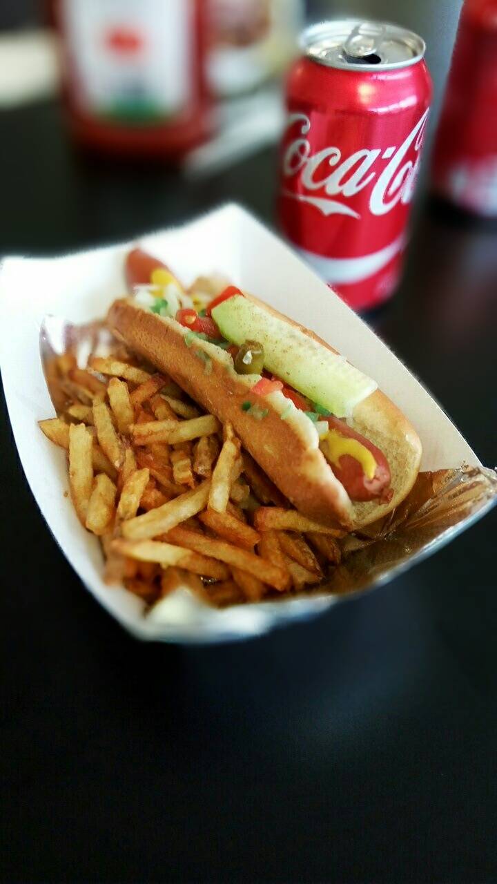 Bugsys Chicago Dog | restaurant | 311 Broadway St, Mt Vernon, IL 62864, USA | 6182423647 OR +1 618-242-3647