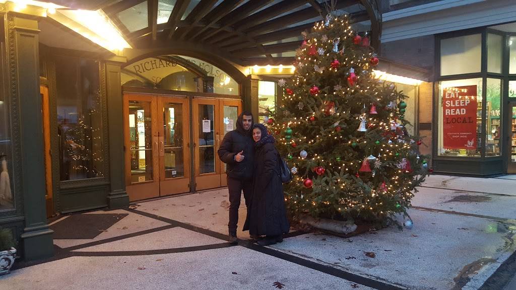 Oberweis Ice Cream and Dairy Store | restaurant | 124 N Oak Park Ave, Oak Park, IL 60301, USA | 7086601350 OR +1 708-660-1350