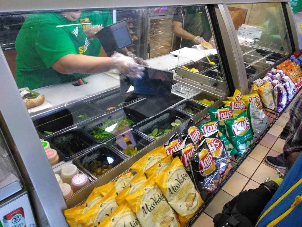 Subway Restaurants | restaurant | 2910 E Berry St, Fort Worth, TX 76105, USA | 8172383733 OR +1 817-238-3733