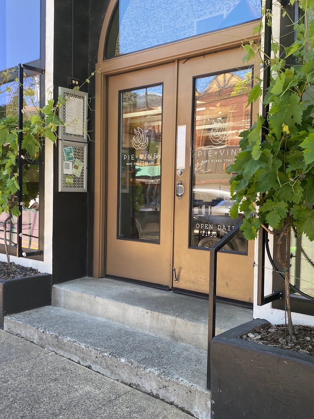 Pie + Vine | restaurant | 358 E Main St, Ashland, OR 97520, USA | 5414885493 OR +1 541-488-5493