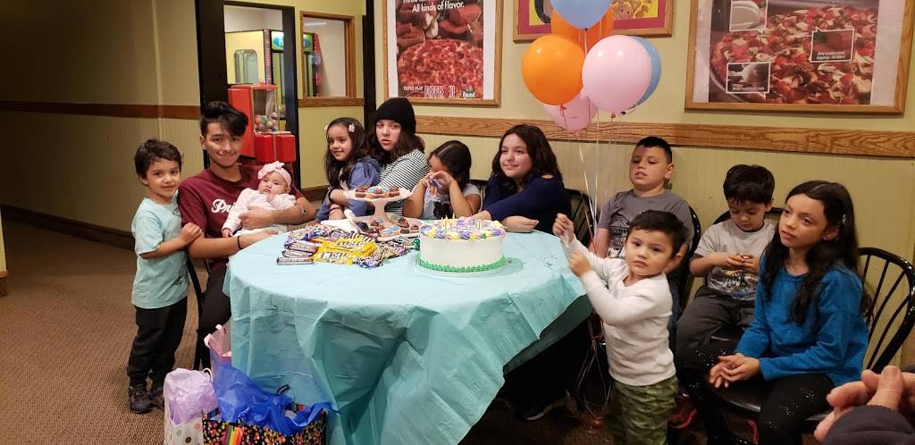 Round Table Pizza | meal delivery | 128 Woodside Rd, Redwood City, CA 94061, USA | 6503652770 OR +1 650-365-2770