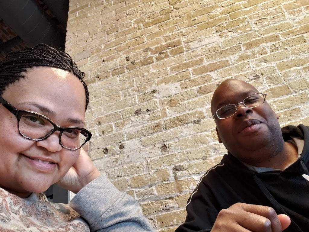 Coaches | restaurant | 1125 N 9th St, Milwaukee, WI 53233, USA | 4147085541 OR +1 414-708-5541