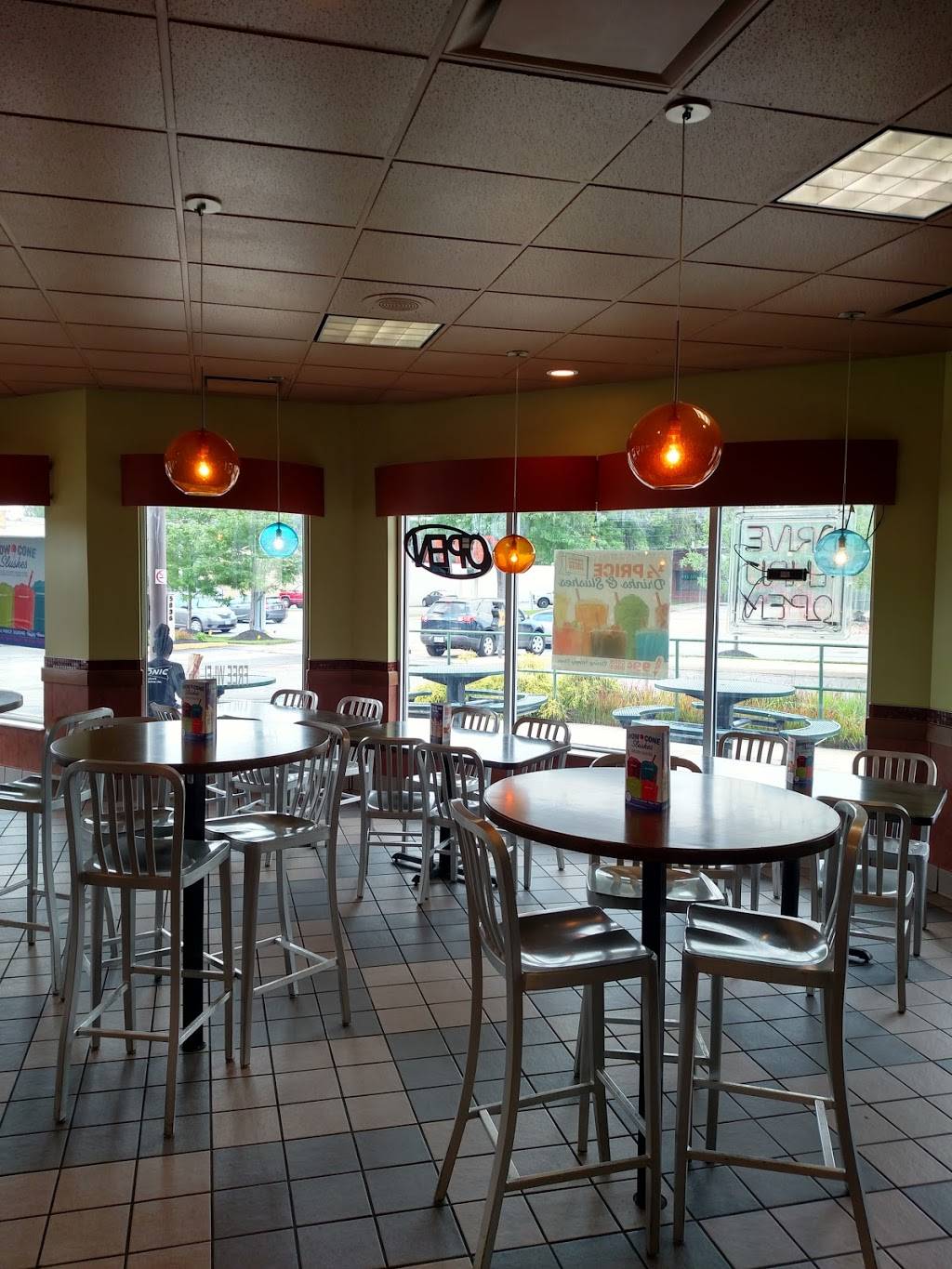 Sonic Drive-In | restaurant | 5836 Mayfield Rd, Mayfield Heights, OH 44124, USA | 4409951600 OR +1 440-995-1600