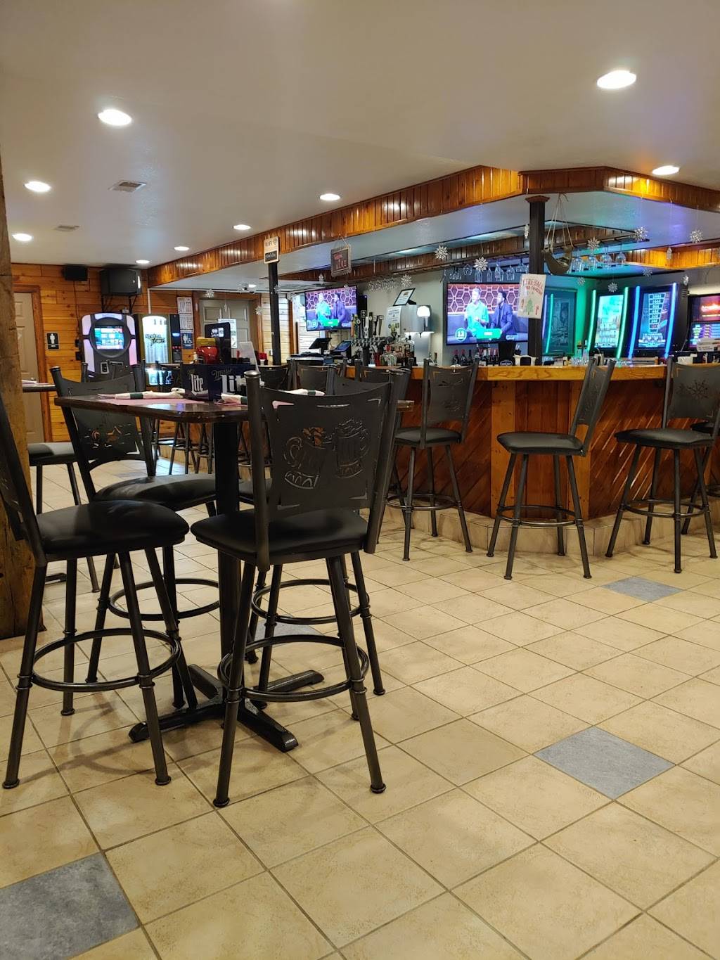 Uncle Larrys Rustic Inn | restaurant | 3327 Lake Dr, Hartford, WI 53027, USA | 2624572038 OR +1 262-457-2038